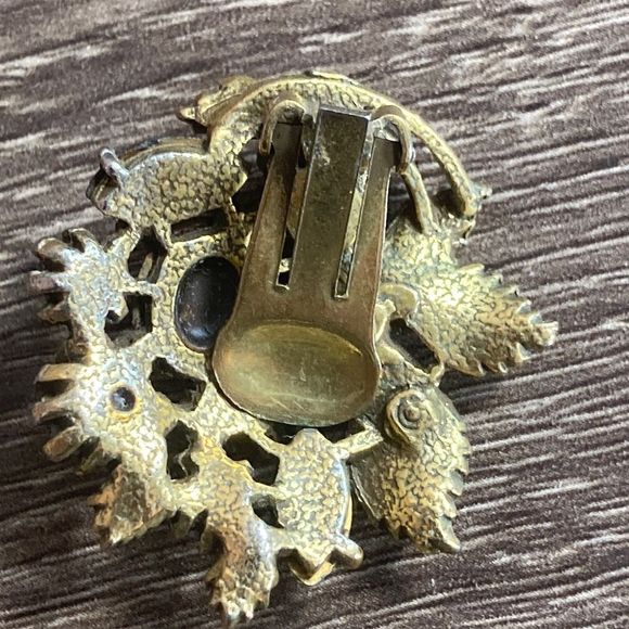 Vintage Gold Tone Un Signed Clip On Earrings - Picture 5 of 9